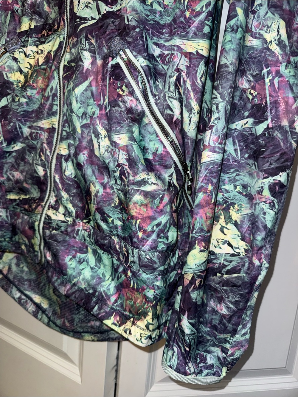 lululemon athletica Printed Hooded Lightweight Jacket - Picture 3 of 7